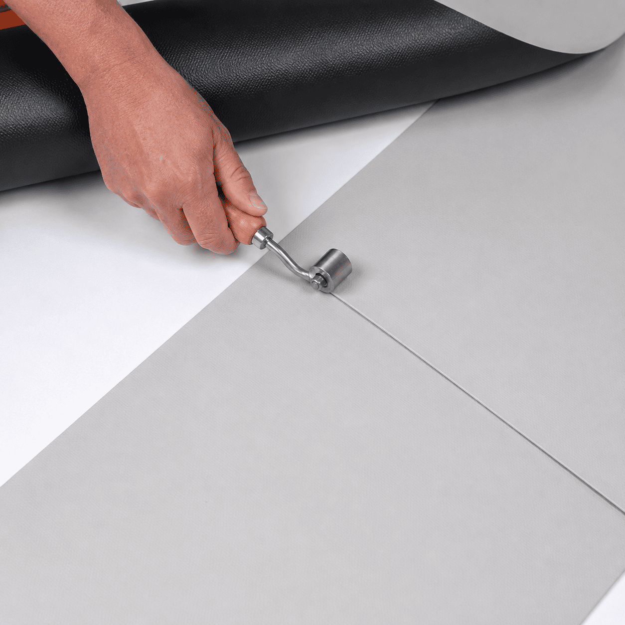 To achieve proper welding, all transverse joints of all Sarnafil® TG / TS thickness, for manual and automatic welding have to be chamfered.